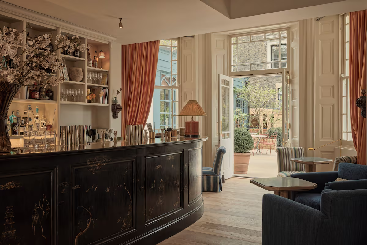 Intérieur de café parisien chaleureux, lumière naturelle