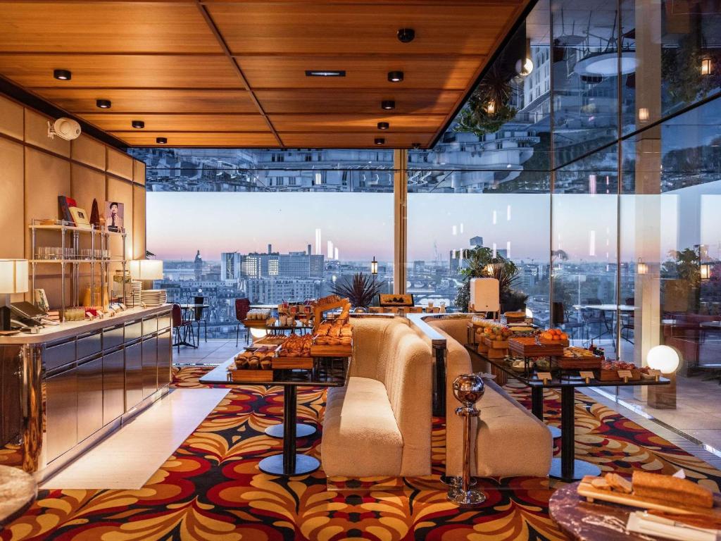 Salon parisien chaleureux avec vue sur les toits